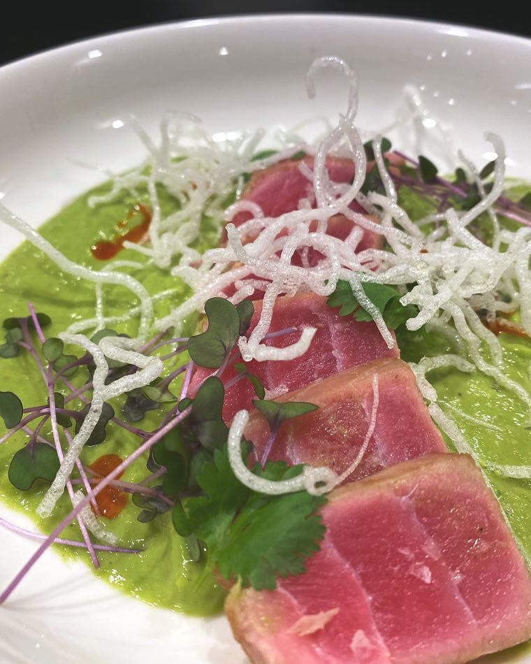 Seared tuna tataki on pea pur&eacute;e with crisp leek